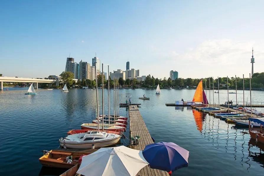 Family Deluxe A Stone Throw From The City Centre And Danube Вена Экстерьер фото